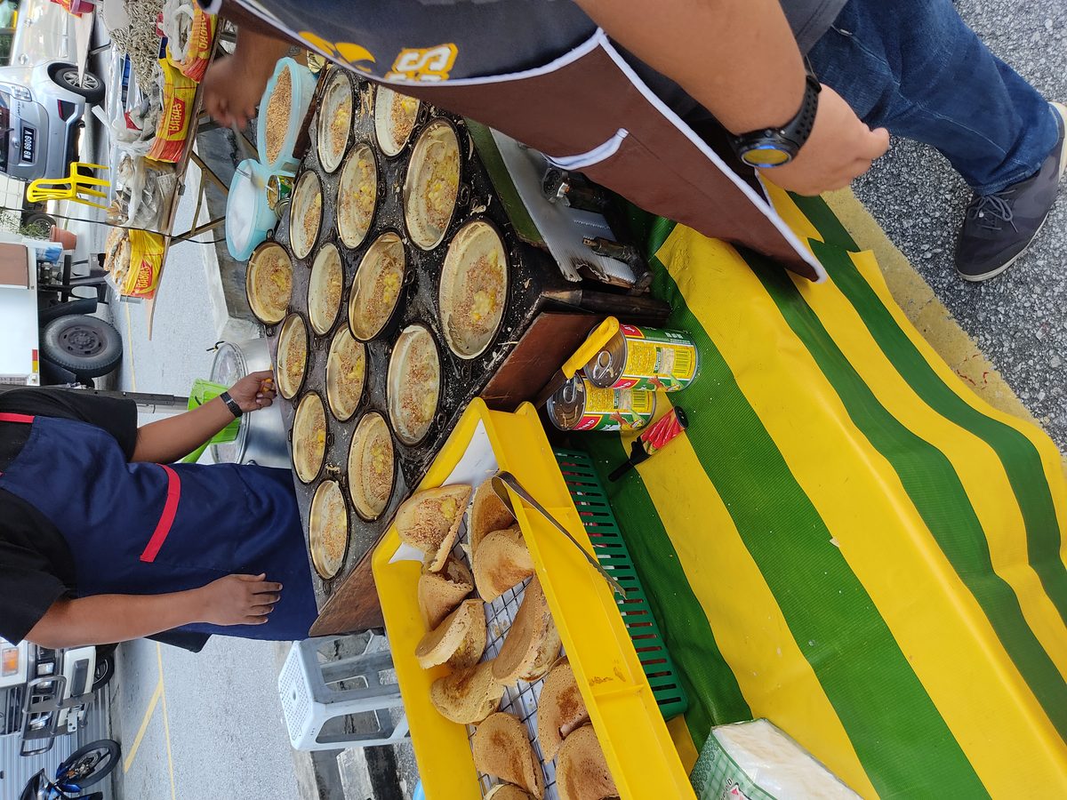 Apam balik yang baru dilipat dengan inti kacang tanah, jagung dan kelapa — snek jalanan kegemaran Malaysia