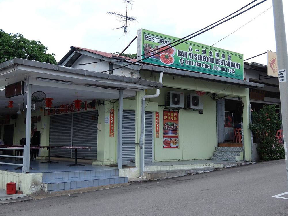 A Chinese seafood restaurant shopfront in Taman Melodies, Johor Bahru, with trilingual signage