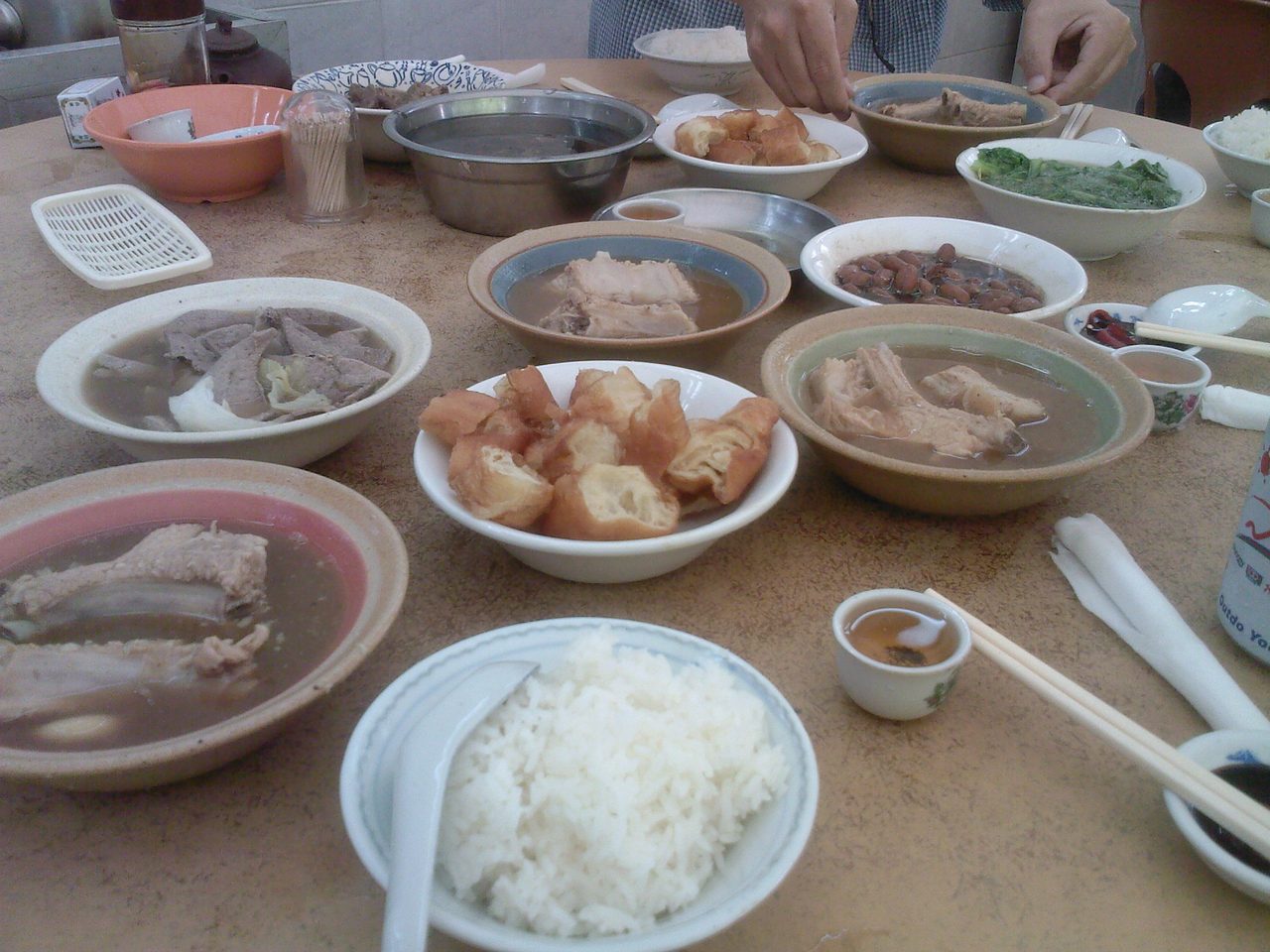 Periuk tanah bak kut teh yang berasap, salah satu hidangan yang menjadikan Johor Bahru terkenal