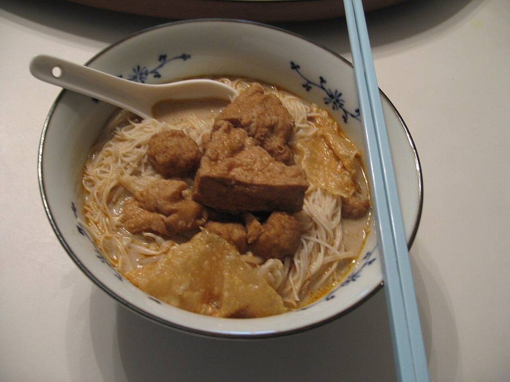 A bowl of Johor laksa, served with thick noodles in a fish-based gravy