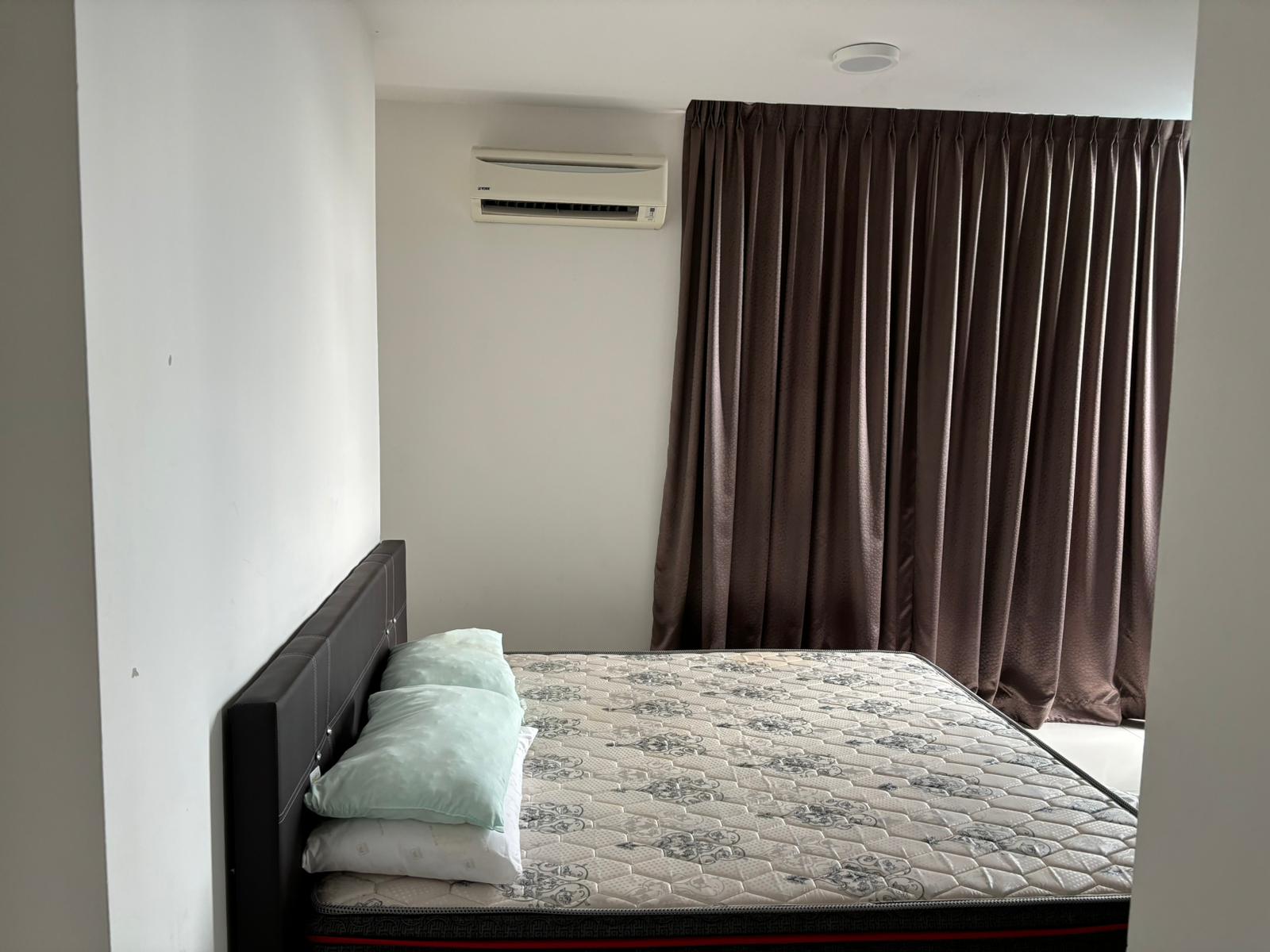 Southern Homestay 位于 KSL D'Esplanade 的服务式公寓卧室，新山