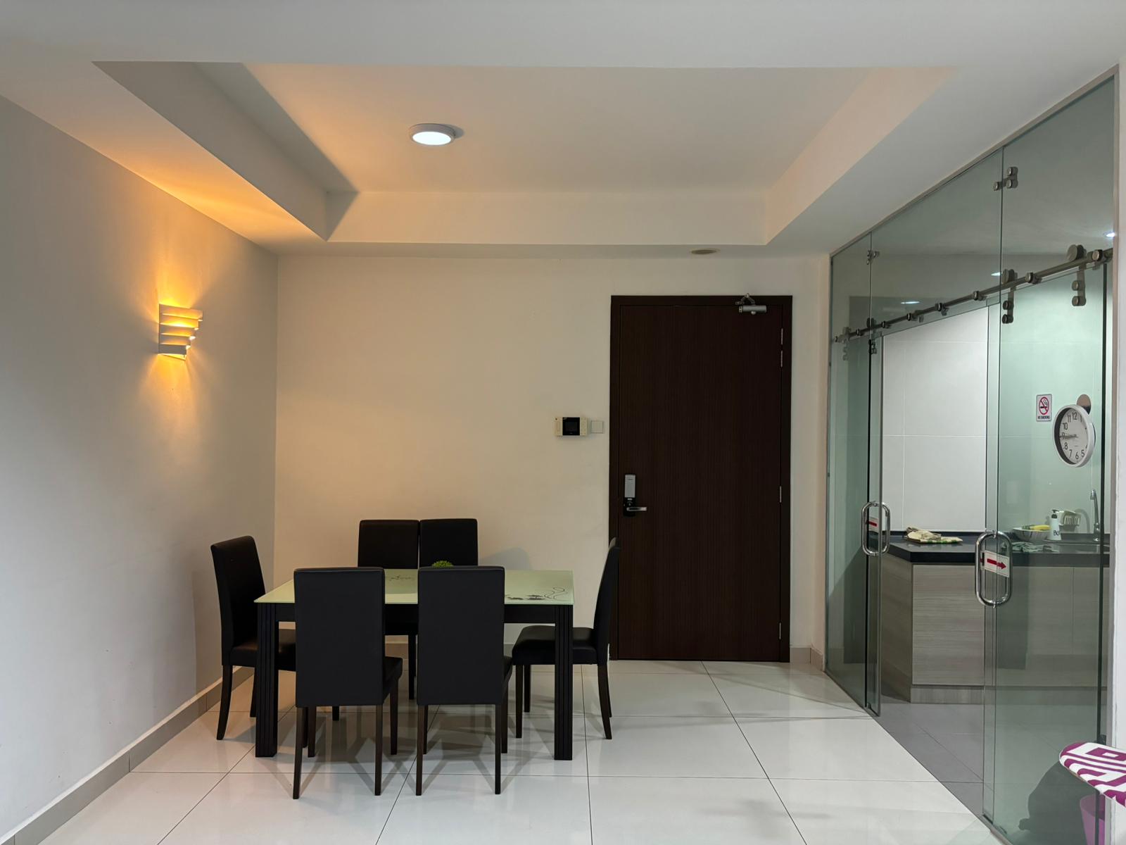 Southern Homestay 位于 KSL D'Esplanade 的服务式公寓餐厅，新山