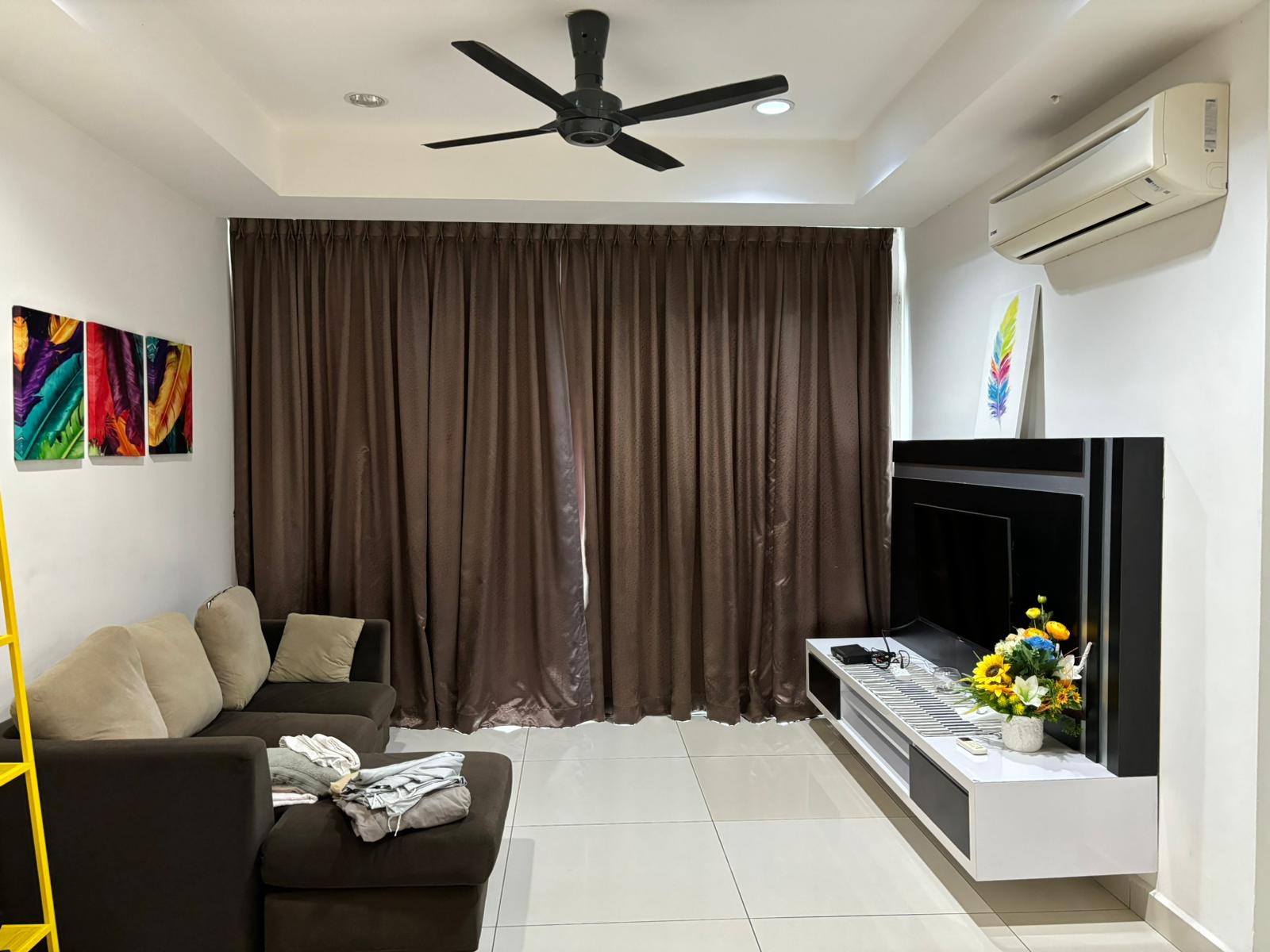 Southern Homestay 位于 KSL D'Esplanade 的服务式公寓客厅，配有沙发和电视